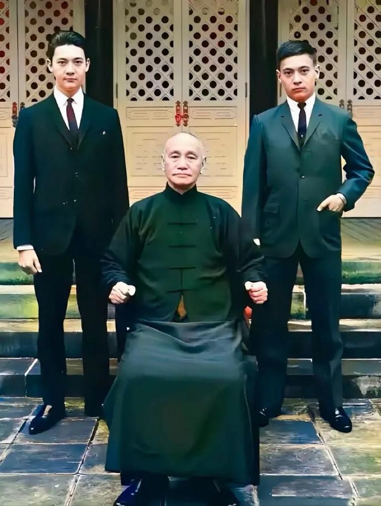 60年代，蒋校长与次孙蒋孝武和幼孙蒋孝勇的合影，当时的长孙蒋孝文已经因为常年惹事
