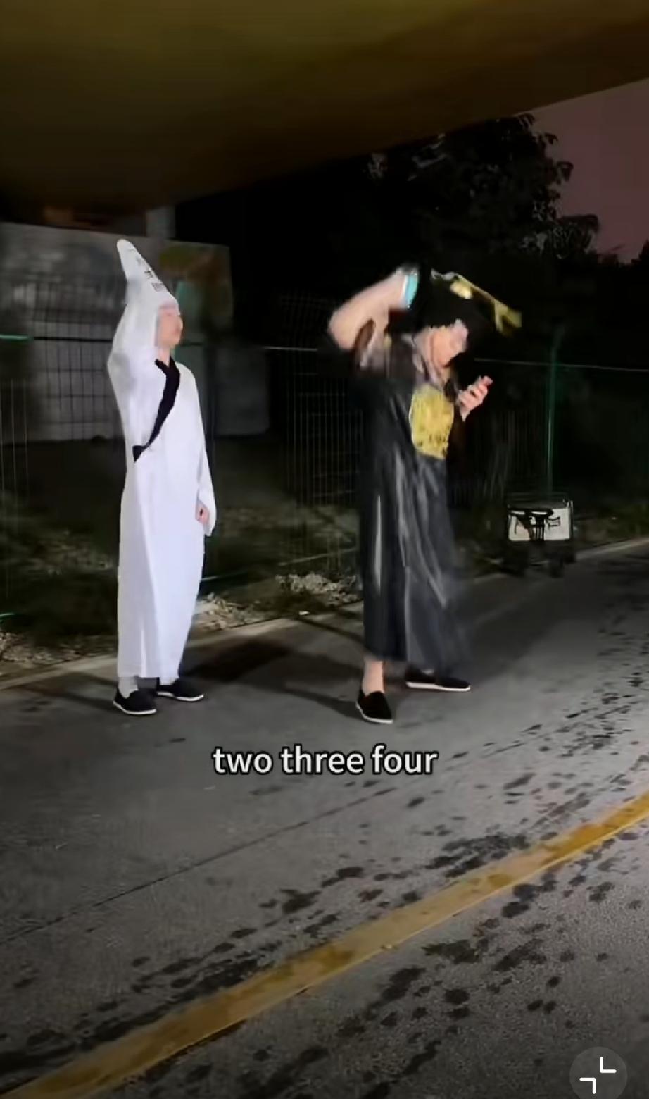 大半夜的，穿着黑白无常僵尸服，在绿道拍视频，被大哥制裁了……[吐舌]横店黑无常 