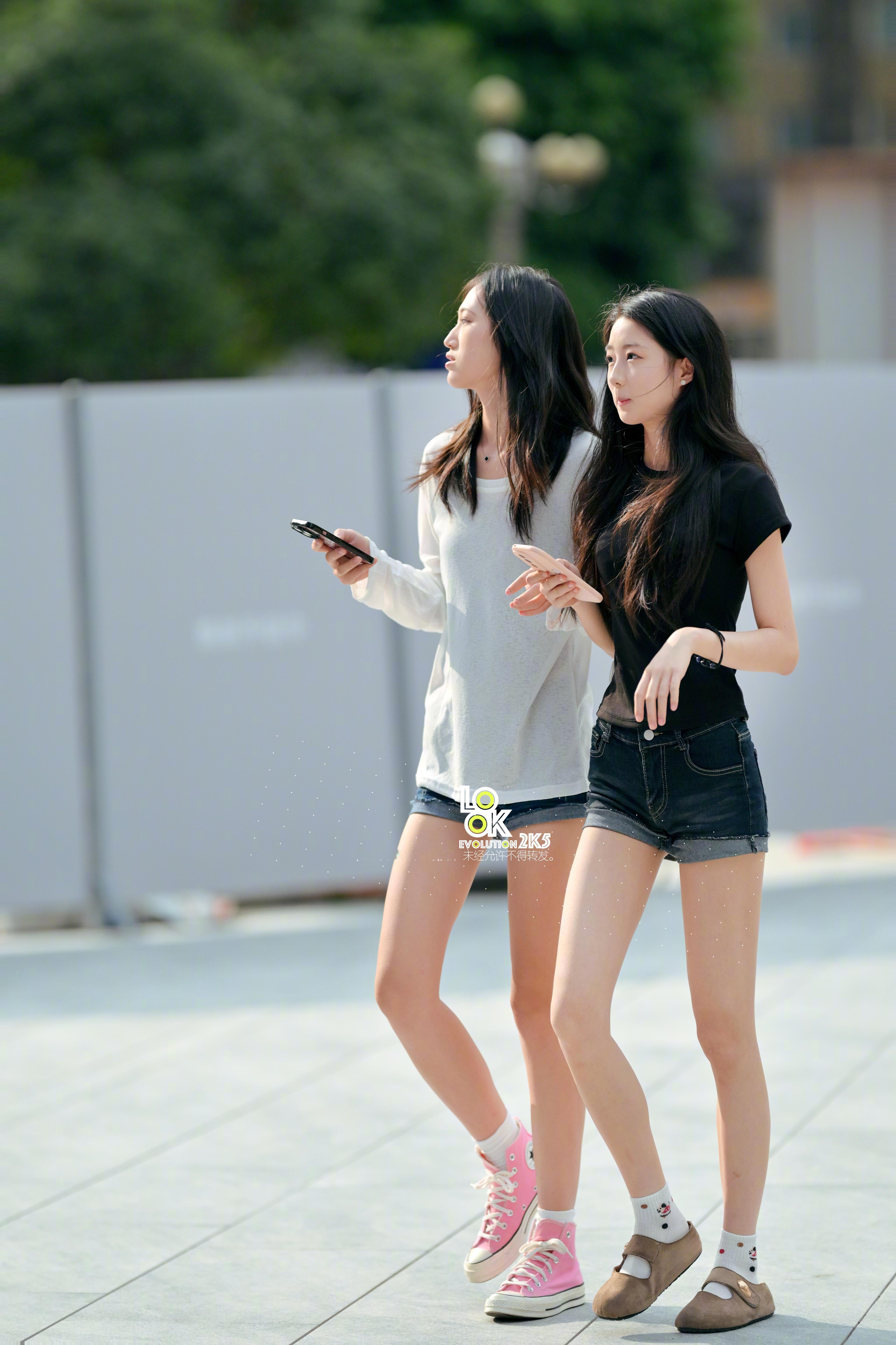 再来一张两个小姐姐身材都好好 ​​​