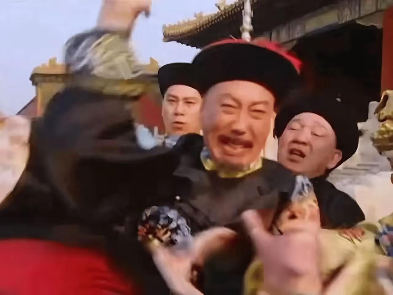 康熙四十八年，大学士马齐在朝堂上和康熙互骂，康熙大怒冲下大殿，把马齐给打了一顿。
