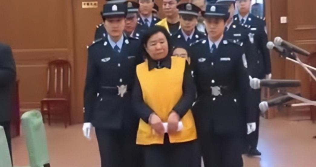 2008年，“三鹿”董事长田文华因毒害几十万中国婴儿被判处无期，如今，她却因“表