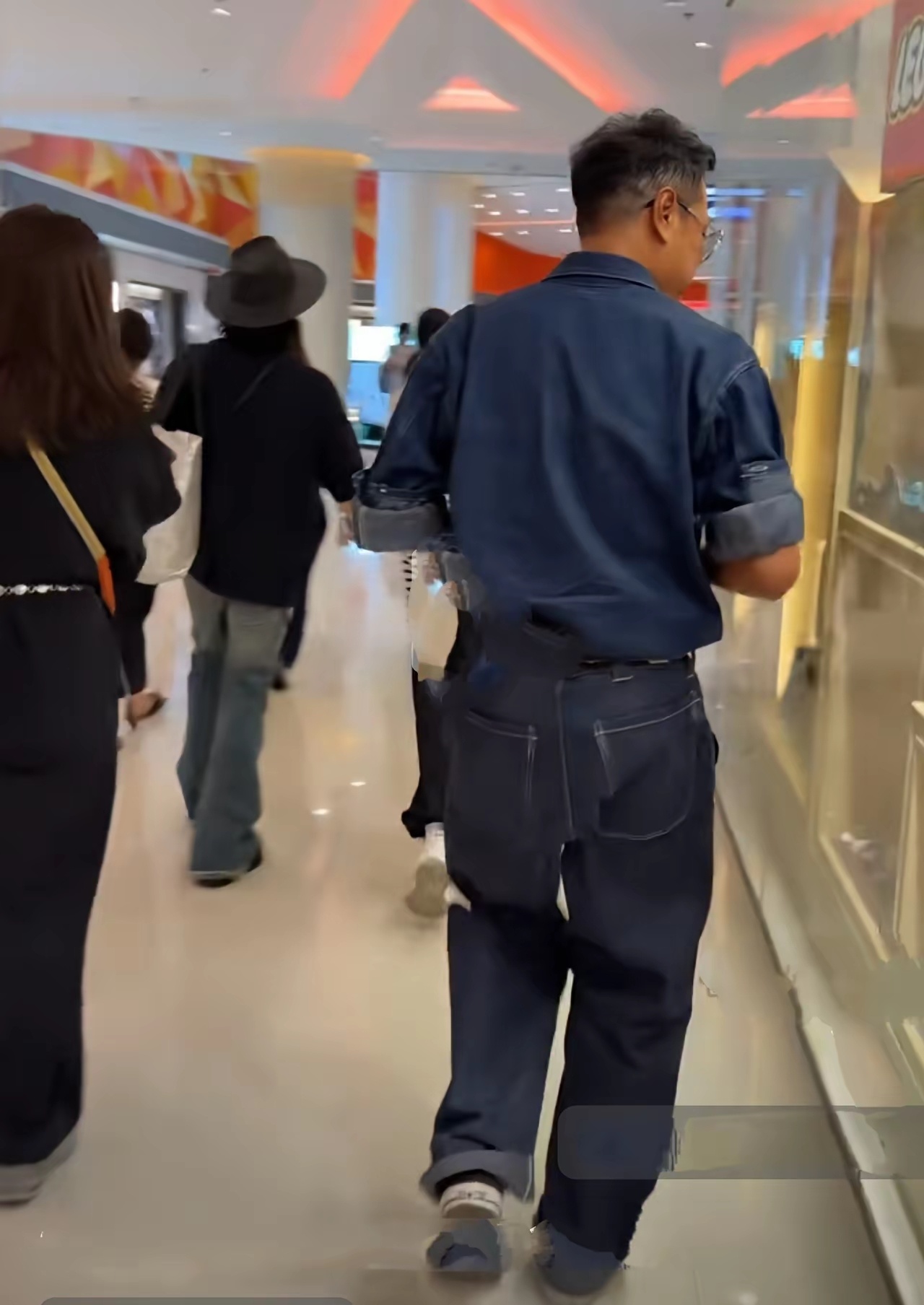 张家辉和姜皓文逛商场被偶遇，张家辉精神抖擞，宛如小伙子；姜皓文年轻帅气，一身深蓝