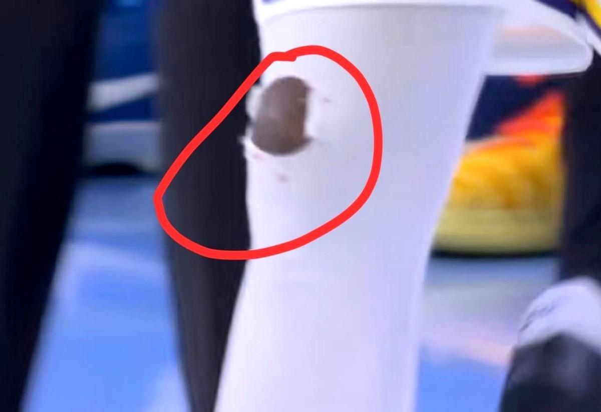 他扑出去那一下，护膝都磨穿了，膝盖皮都蹭没了，没喊疼，没躺平。
队友笑他“就这德