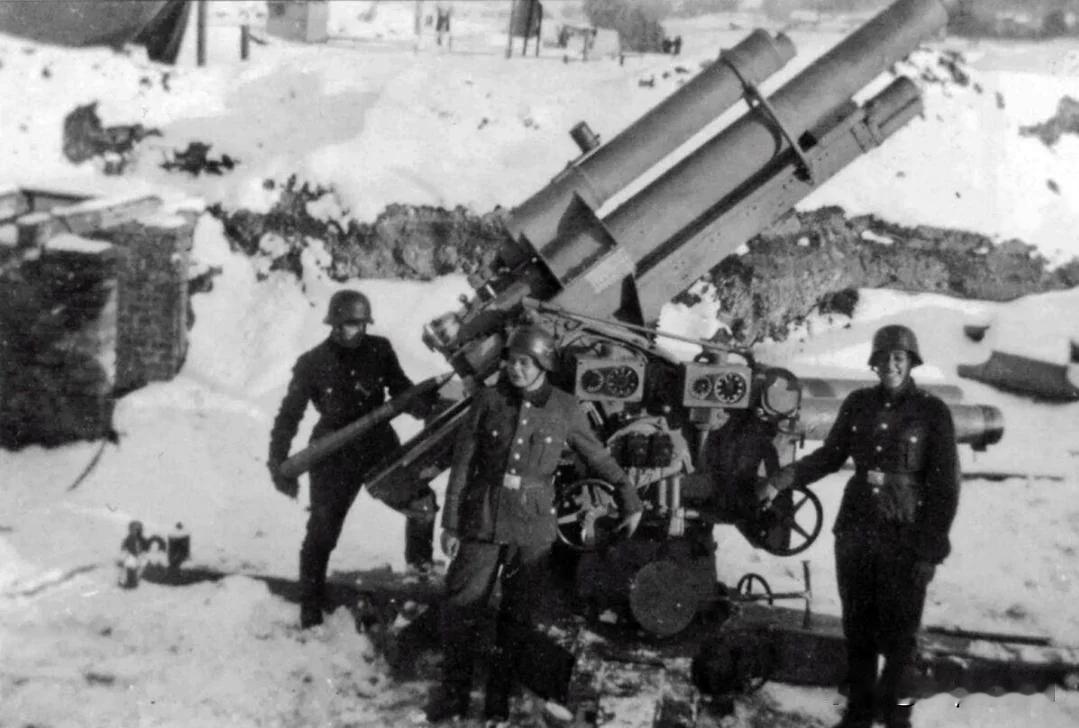 1942-1943 年冬季，在德国某地，德军防空炮炮组人员在和他们的 88 毫米