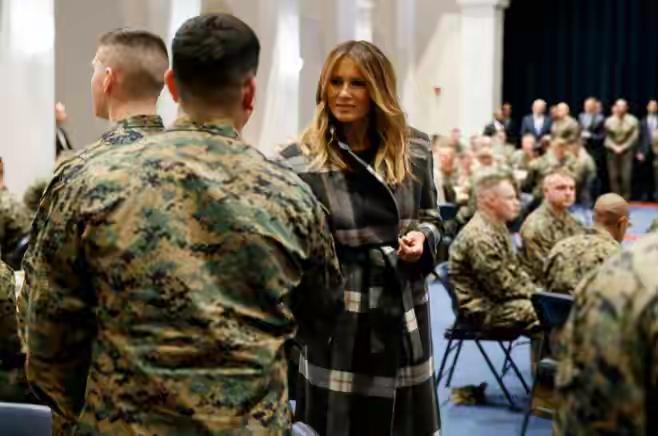 几年前，特朗普和他的夫人到士兵中间去，他笑嘻嘻地看着那些士兵，他的夫人好酷。