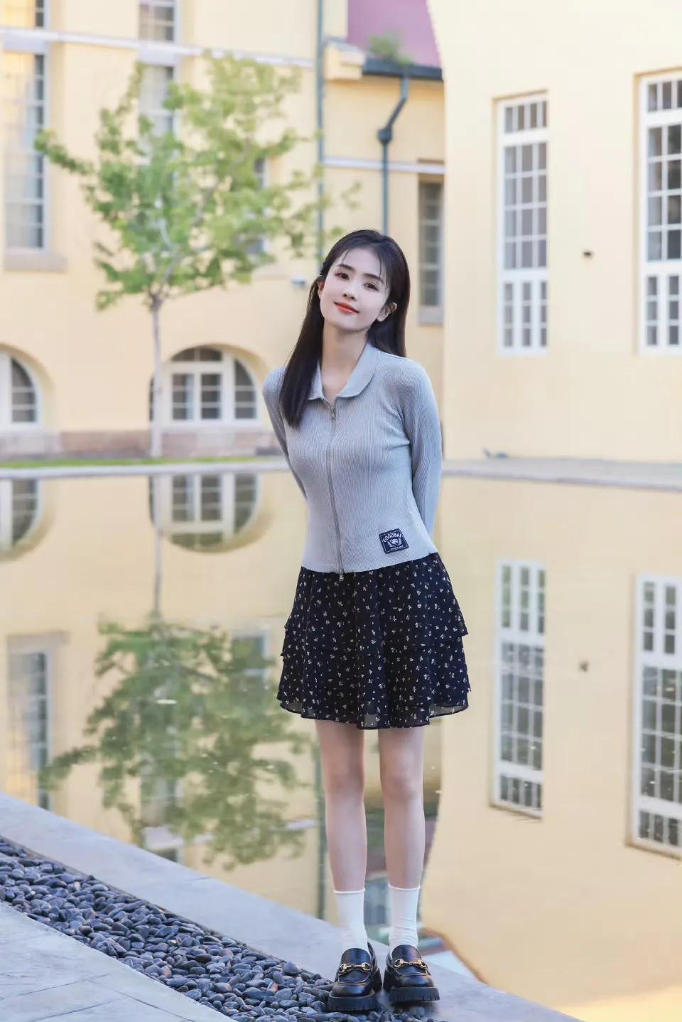 白鹿淑女装造型来了，运动毛衣搭小碎花裙透着青春靓丽，宛如邻家女孩一样，男孩心中的