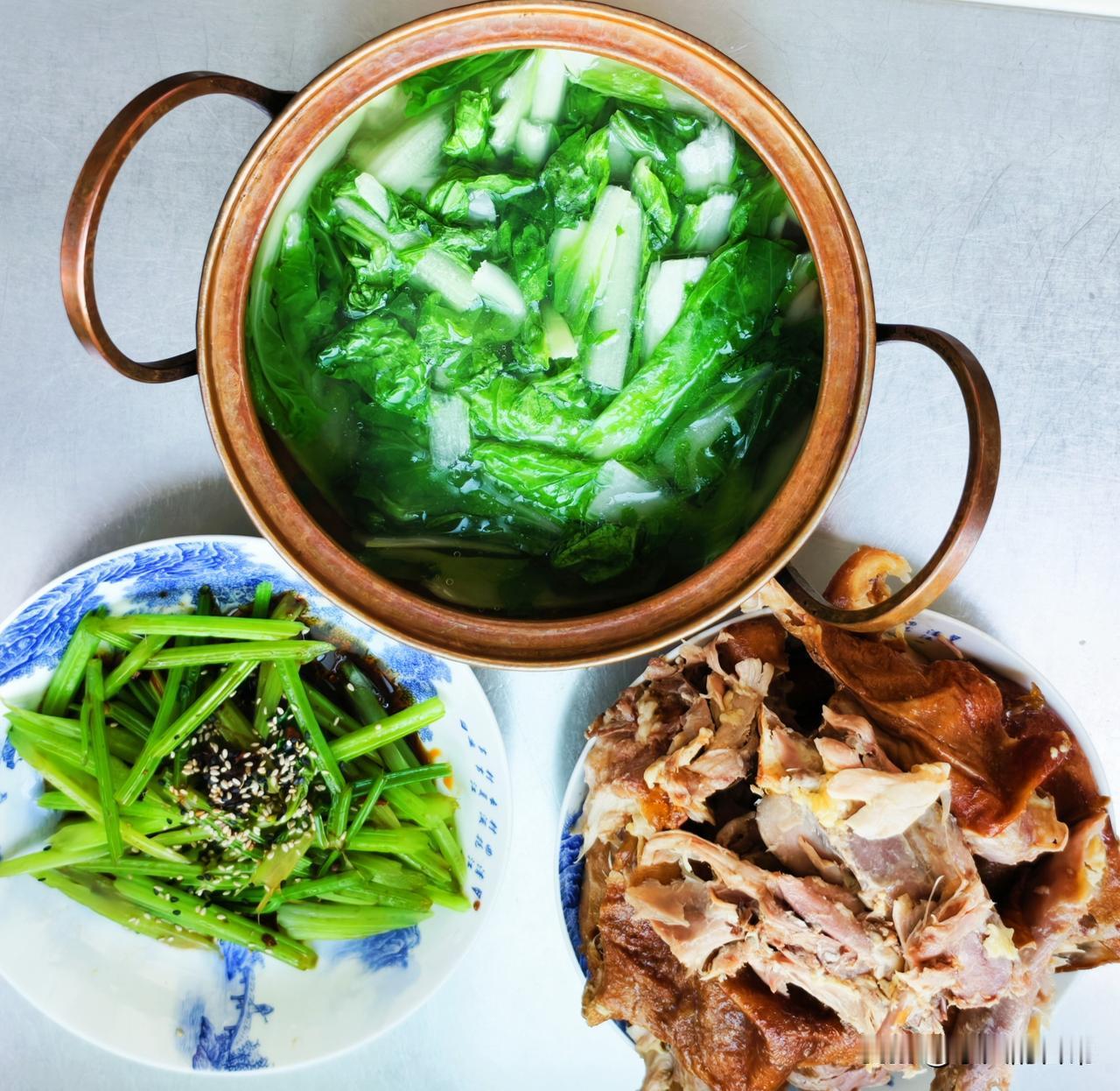 ​早上起来打开窗户通风，桂花阵阵飘香，沁人心脾。

好喜欢这个季节，​不冷不热，