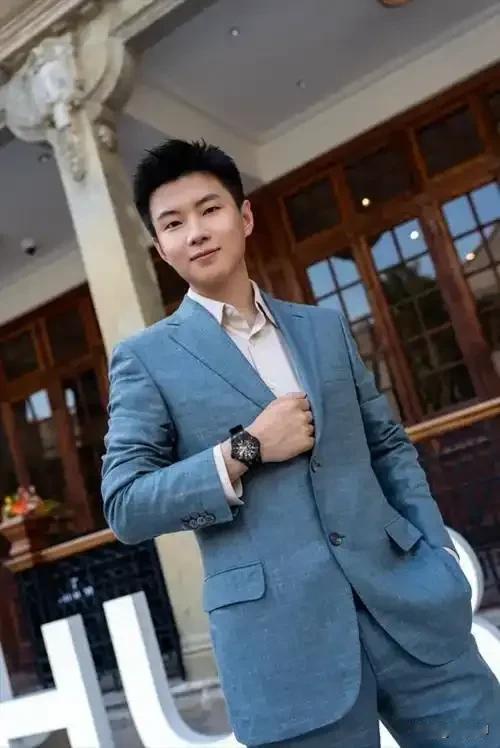 为什么之前火箭打表演赛只带赵心童，可见会打球的都知道谁才是真正自带流量的高手，无