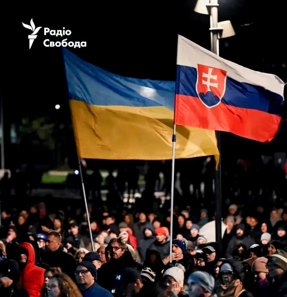 12日晚，一些斯洛伐克民众举着乌克兰国旗走上街头，抗议菲佐政府的亲俄政策，要求解