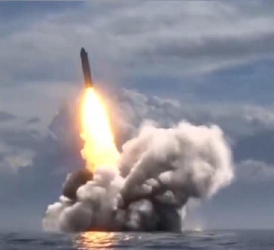 中国海军潜艇成功发射模拟弹头的潜射战略导弹

7月6日12时01分，新华社报道称