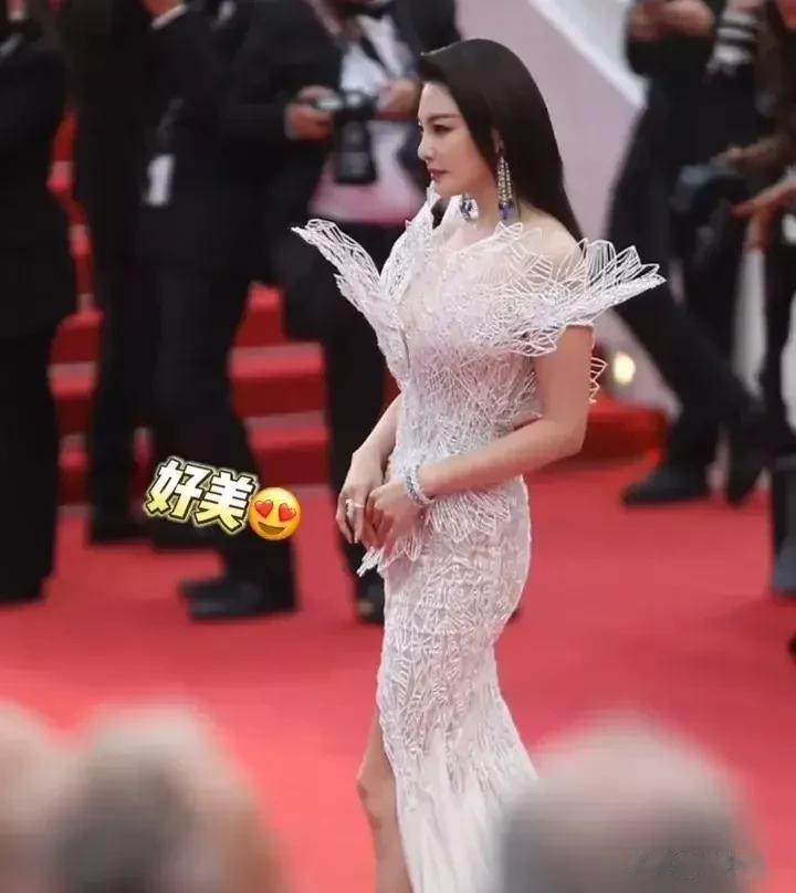张雨绮真的是娱乐圈最性感的女人，不论是年轻的时候还是现在，张雨绮的颜值一点也没有