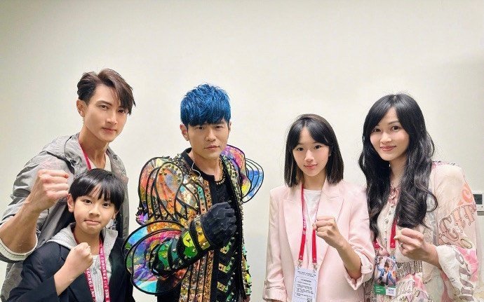 内娱靠周杰伦吃上饭了 周杰伦一声“开饭”，内娱秒变干饭天团！作词人方文山、演员兼