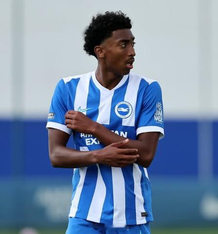 原来布莱顿俱乐部是有菲律宾球员的，Isaiah Alakiu，1米88的混血大中