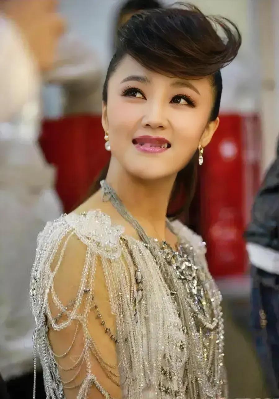 总觉得她和年轻时的宋祖英长得很像，长得很漂亮，不仅歌唱的好，14岁就获得国际钢琴