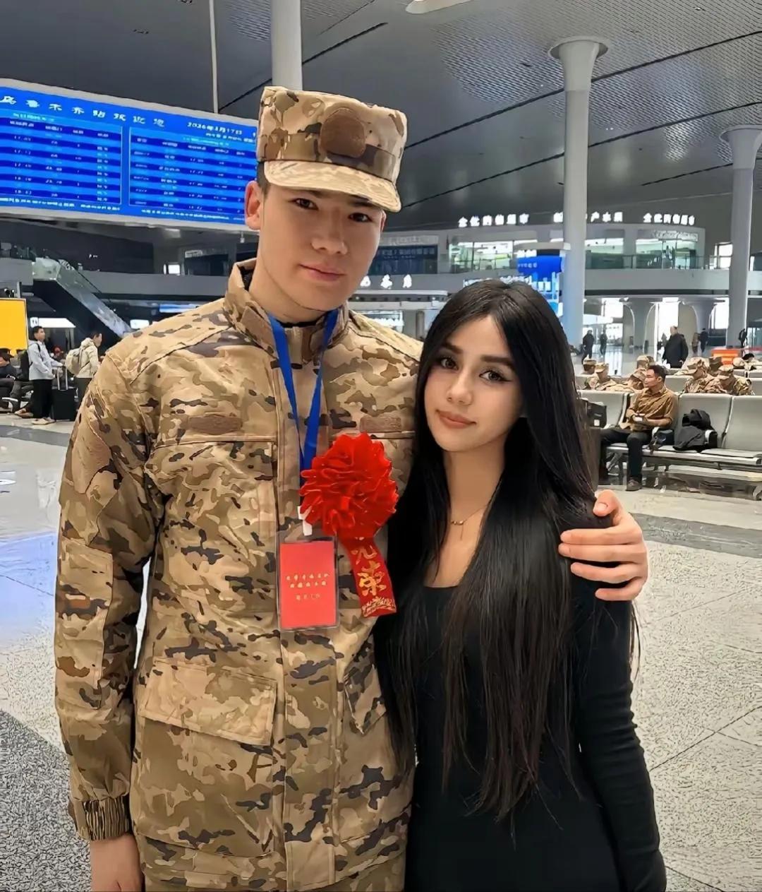 小伙当兵要走了，女友依依惜别，长得可真漂亮！