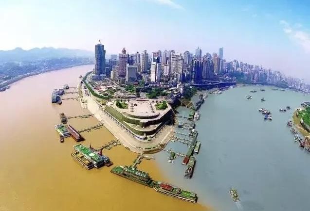 有人批评重庆人是“渝人自愚”，这话带有很强的讽刺意味，显然有失偏颇。
但一些重庆