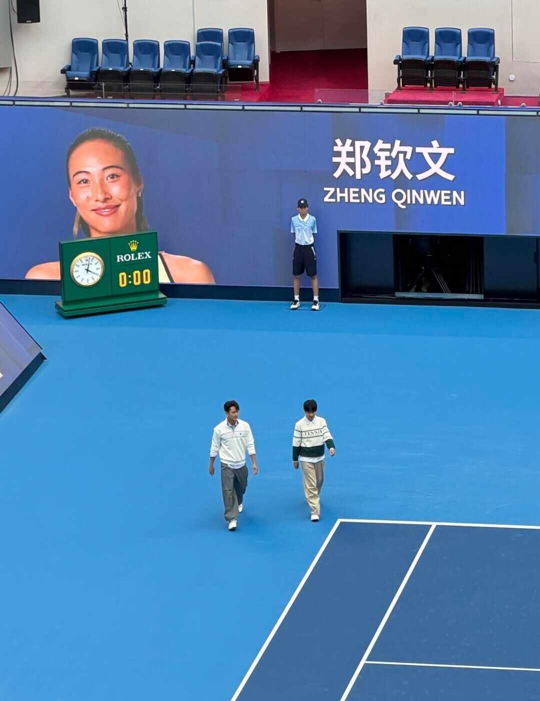 吴尊带儿子亮相中网🎾
来看郑钦文还能看到开场嘉宾吴尊
简直是双重惊喜
这次还带