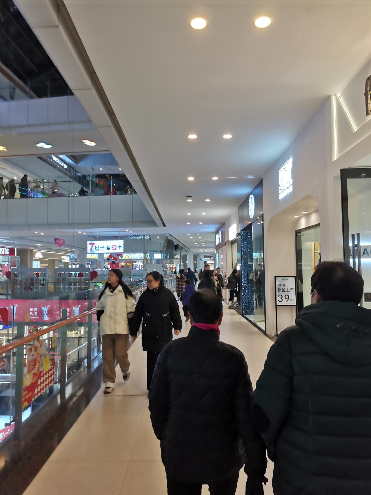 分享我这周有趣的事：在附近商场散步，遇到好看的绘画作品一阵狂拍，给微头条配图，会