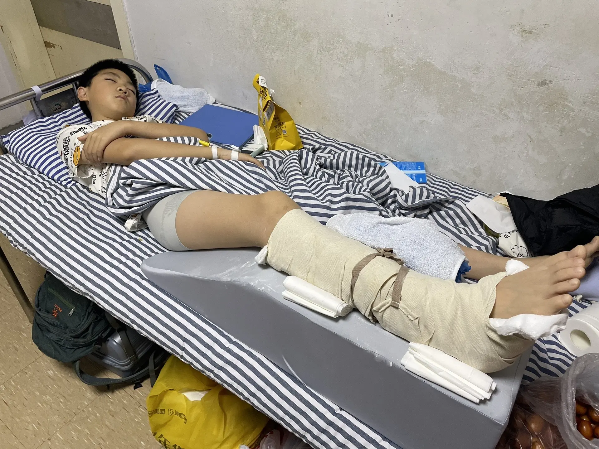 手术后，除了疼得睡不好，皮皮依然保持了他乐观的本色，还常常跟我们开玩笑...