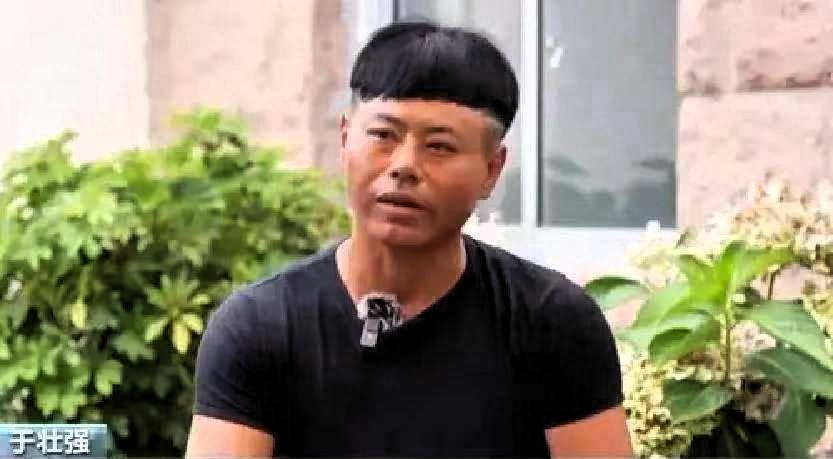 山东威海，一家三口去海边玩，父子俩不慎被海浪卷走，母亲急得大喊：“有人会游泳吗？