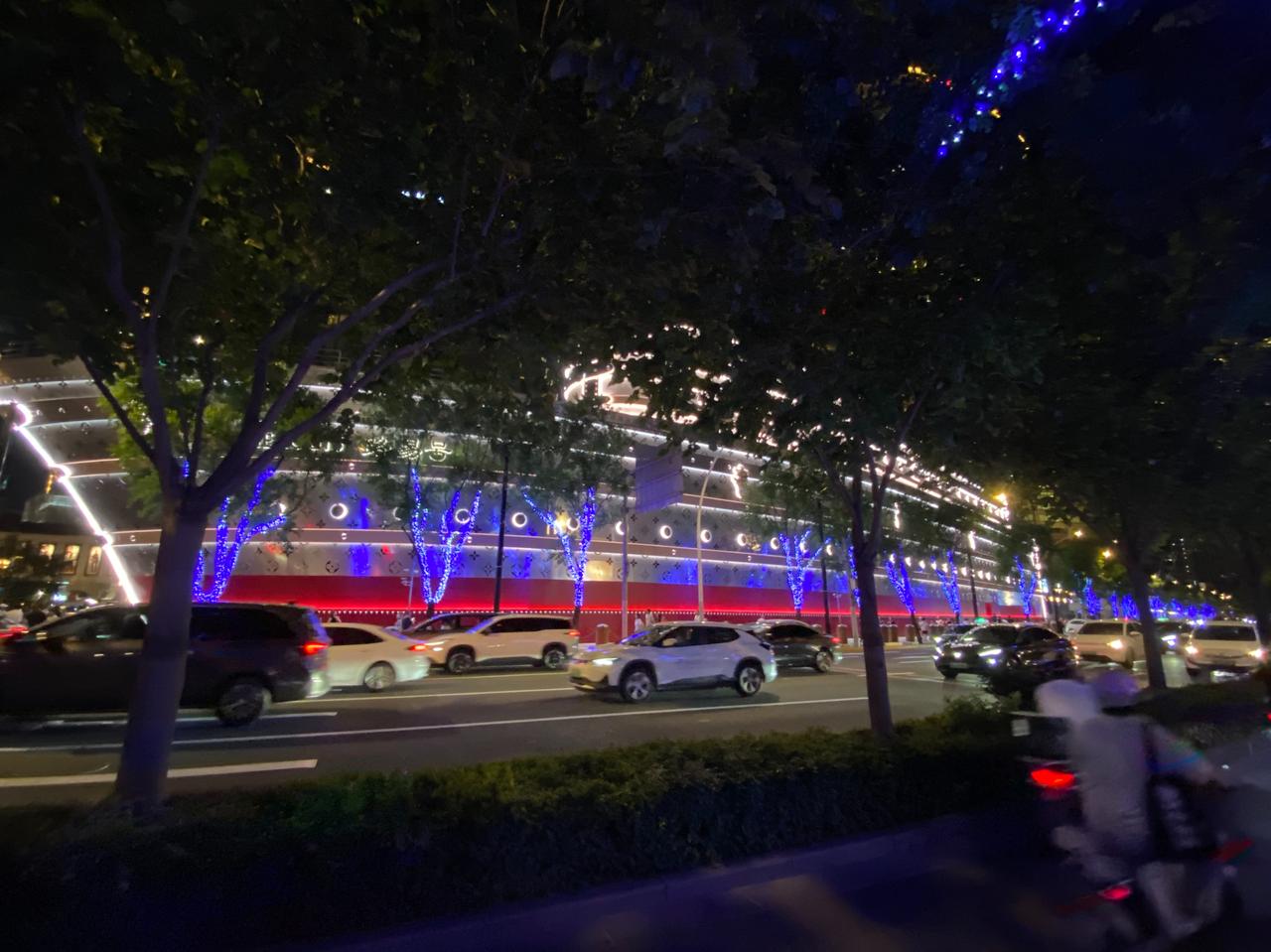 夏夜骑行上海的感受：
趁着“お盆休み”的末尾几天，在夏日的夜晚回日本之前，再次骑