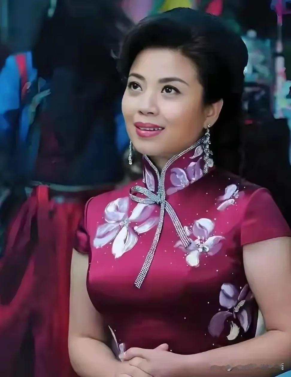 她这么胖，为什么每次演出的时候不穿宽松一点的演出服呢，这样的旗袍会瘦小，不太符合