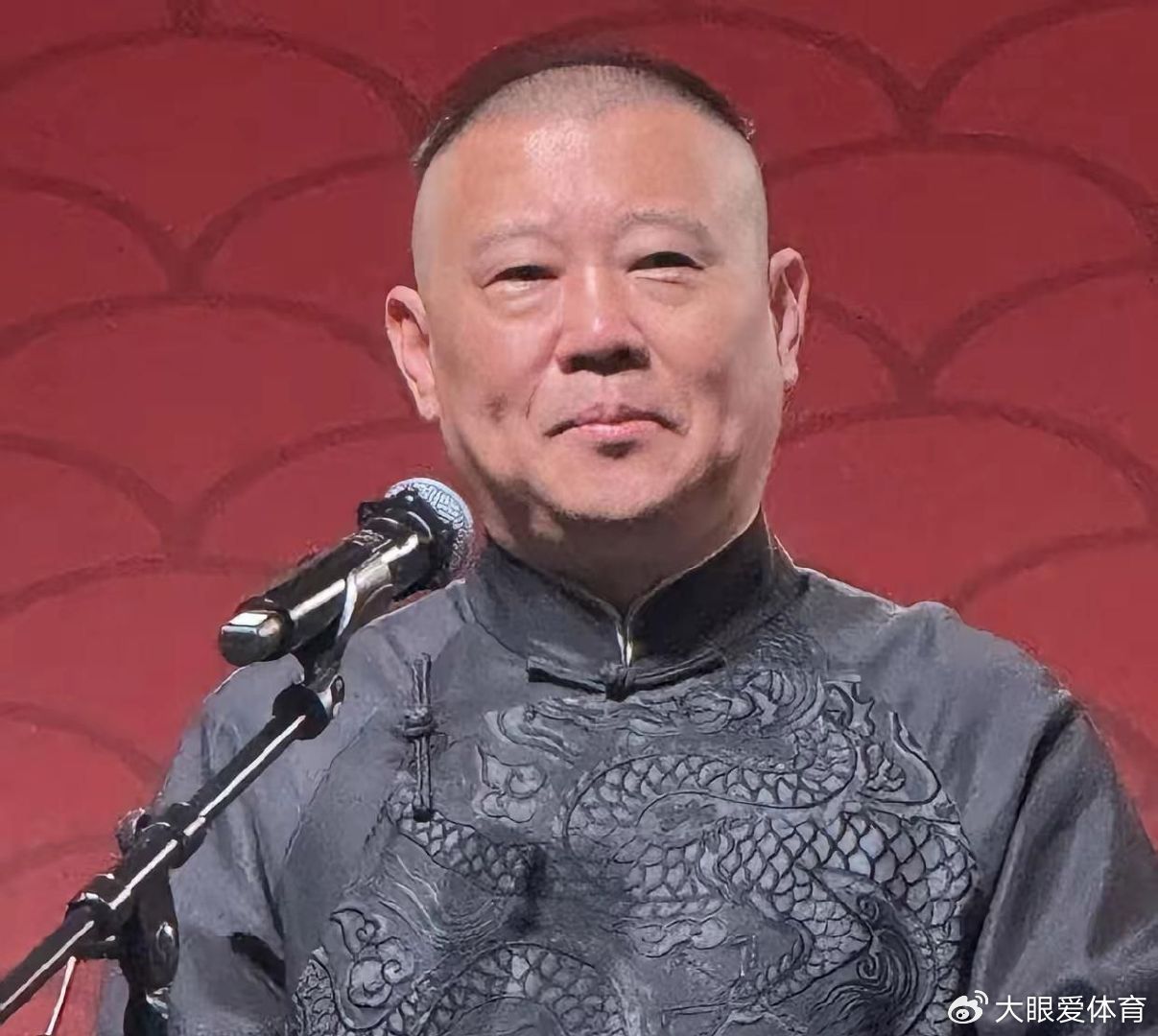 郭德纲这件事说白了就一句话那就是他这个人有点飘了他觉着, 相声这面大旗是由他扛起