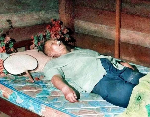 这是1998年，柬埔寨曾经的“话事人”波尔布特，在死后留下的一张老照片，在去世前