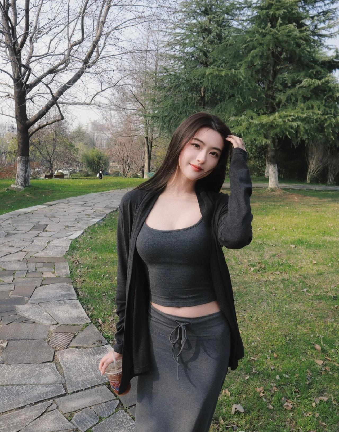 公园拍照：拿咖啡、撩头发、手叉腰，这些动作，出片又有氛围感