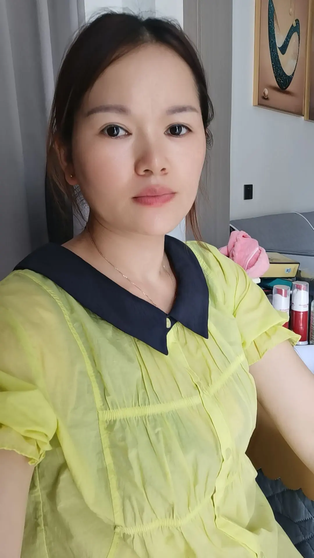 昨天有一个粉丝姐姐联系我，他说妹妹，他们借你米还你了没。说我一个人带孩...