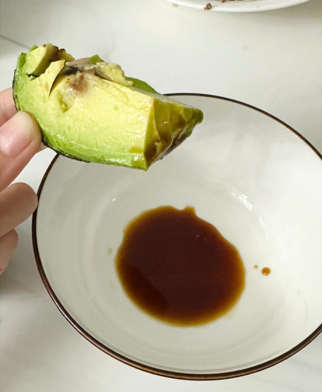 看好多人吐槽牛油果难吃，我倒觉得挺香的！吃着有股板栗味儿，还带点淡淡的青草气息。