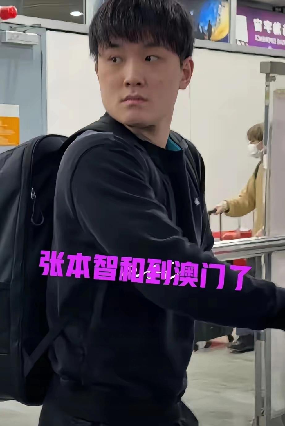 张本智和到澳门后，暴露一个不争的事实，那就是他没有赞助商，因为他又穿了那件旧 T