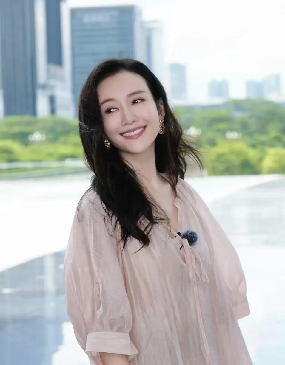 王鸥淡粉松弛套装温柔到骨子里✨
浅粉肌理感宽松上衣+同色系阔腿长裤，垂感面料透气