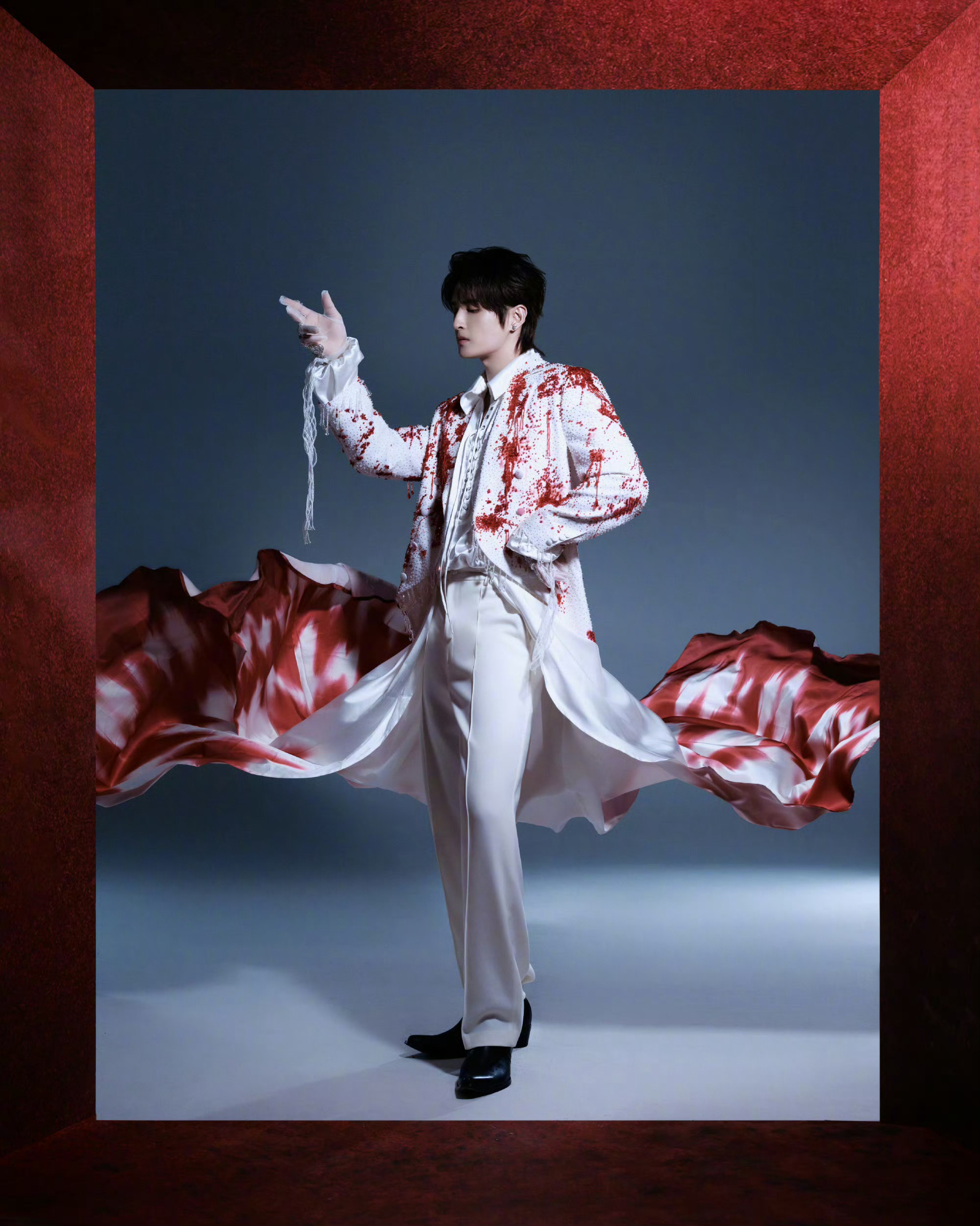 张远回应自己手小抓财 酷帅暗黑造型被小手破功，张远演唱会talk自证清白失败，无