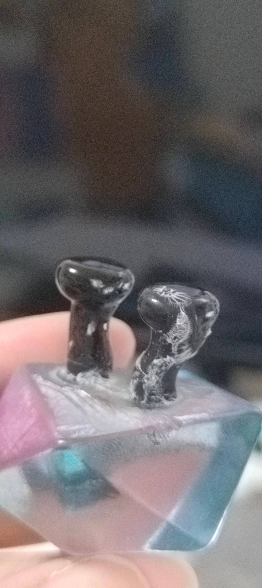听说腿和躯干的衔接处容易断裂，聪明如我就用502预先加固了一下，结果等502干了