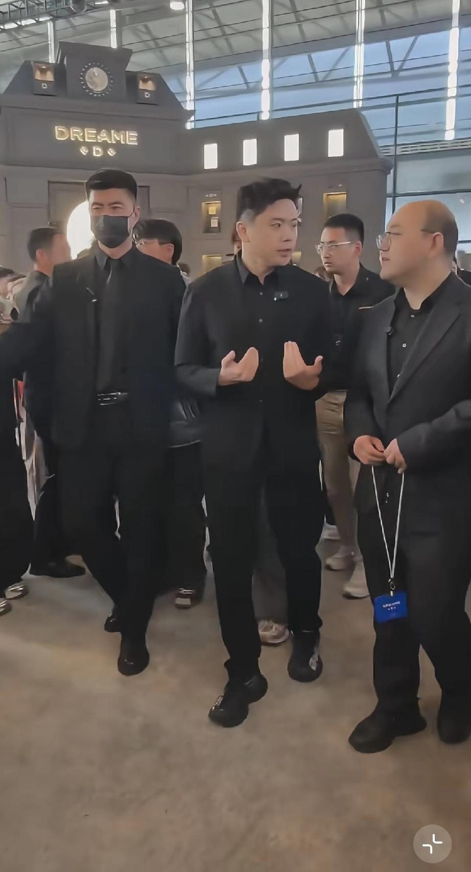 追觅老板俞浩彻底火了，上海参展登台演讲，就像明星要表演一样!

3月12日，追觅