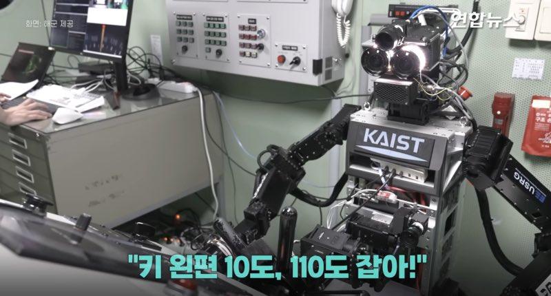 韩国正在测试一款人形机器人，将其作为未来的潜在船员。官方 footage 显示，