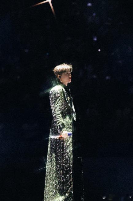 看见张杰这帅脸怎么能不尖叫 张杰未live巡回演唱会 张杰在演唱会，帅脸就是“尖