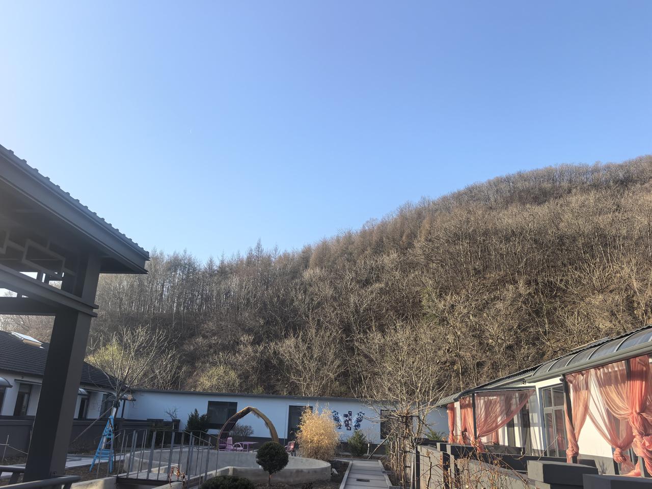 清晨，山里的空气清新明澈，微风拂过，令人陶醉。
喜欢大山大海，终于站在大山前，总