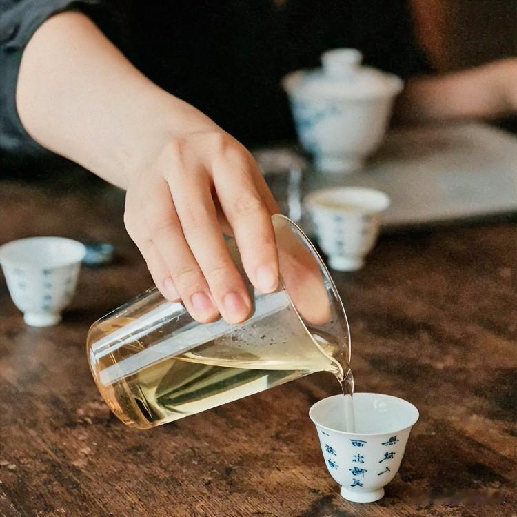 《茶时俚语·醉中天》
青瓷浮沉叶，沸水煮年华。苦尽甘来味胜奢，何必避悲嗟？百味终