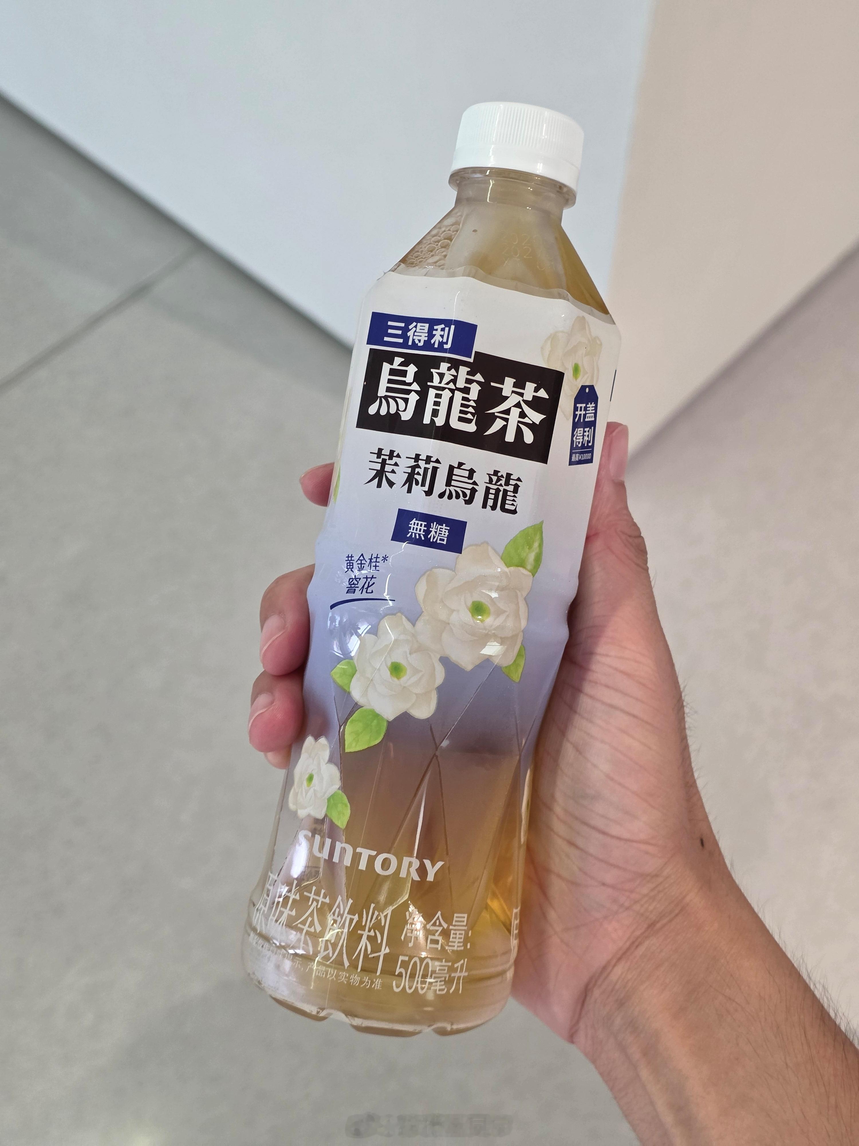 小米员工是真幸福啊，外面五块五，这里只要三块，我直接全款拿下，怒提一瓶 
