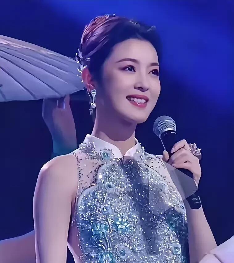 她是比周涛都要漂亮的女明星啊，这样的颜值是女明星中的天花板了，珠圆玉润的，健康而