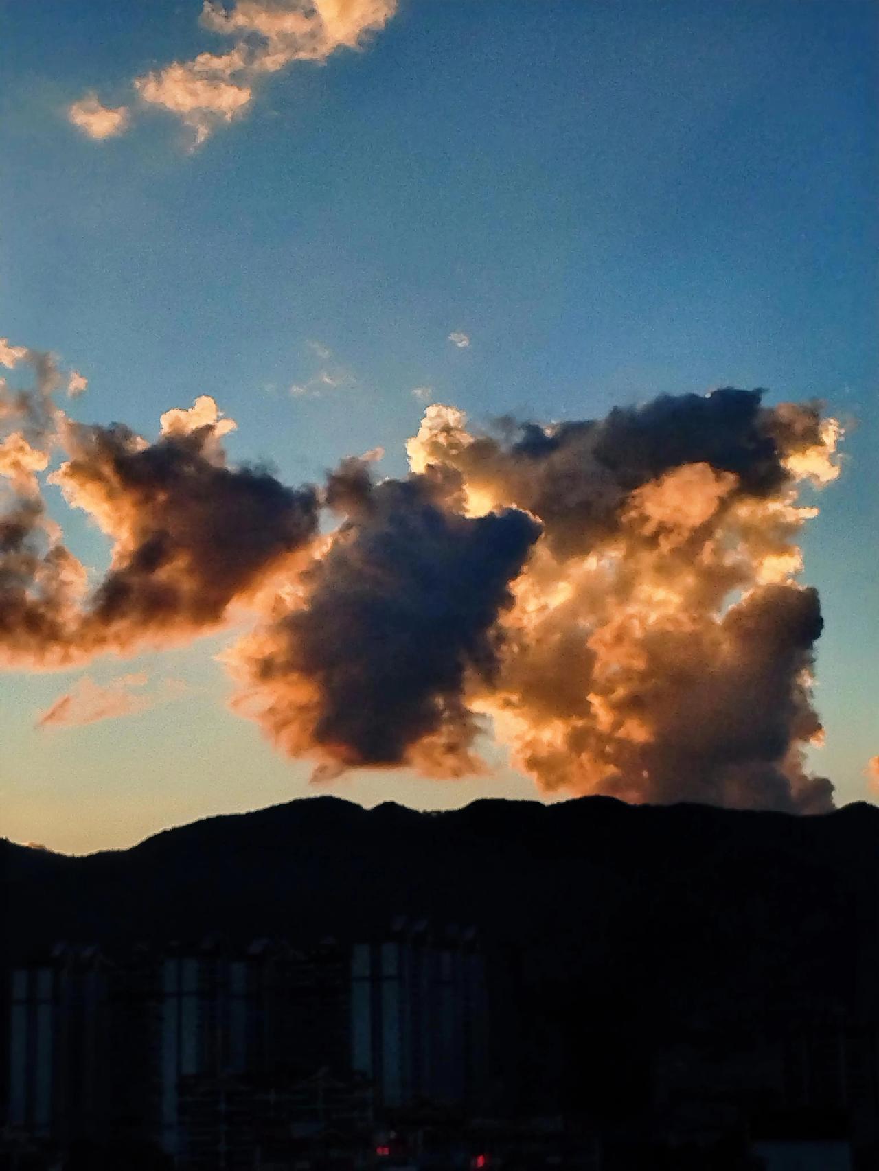 美以对伊朗发起袭击，其目标实则错综复杂。从表面上看，在2026年2月28日代号为