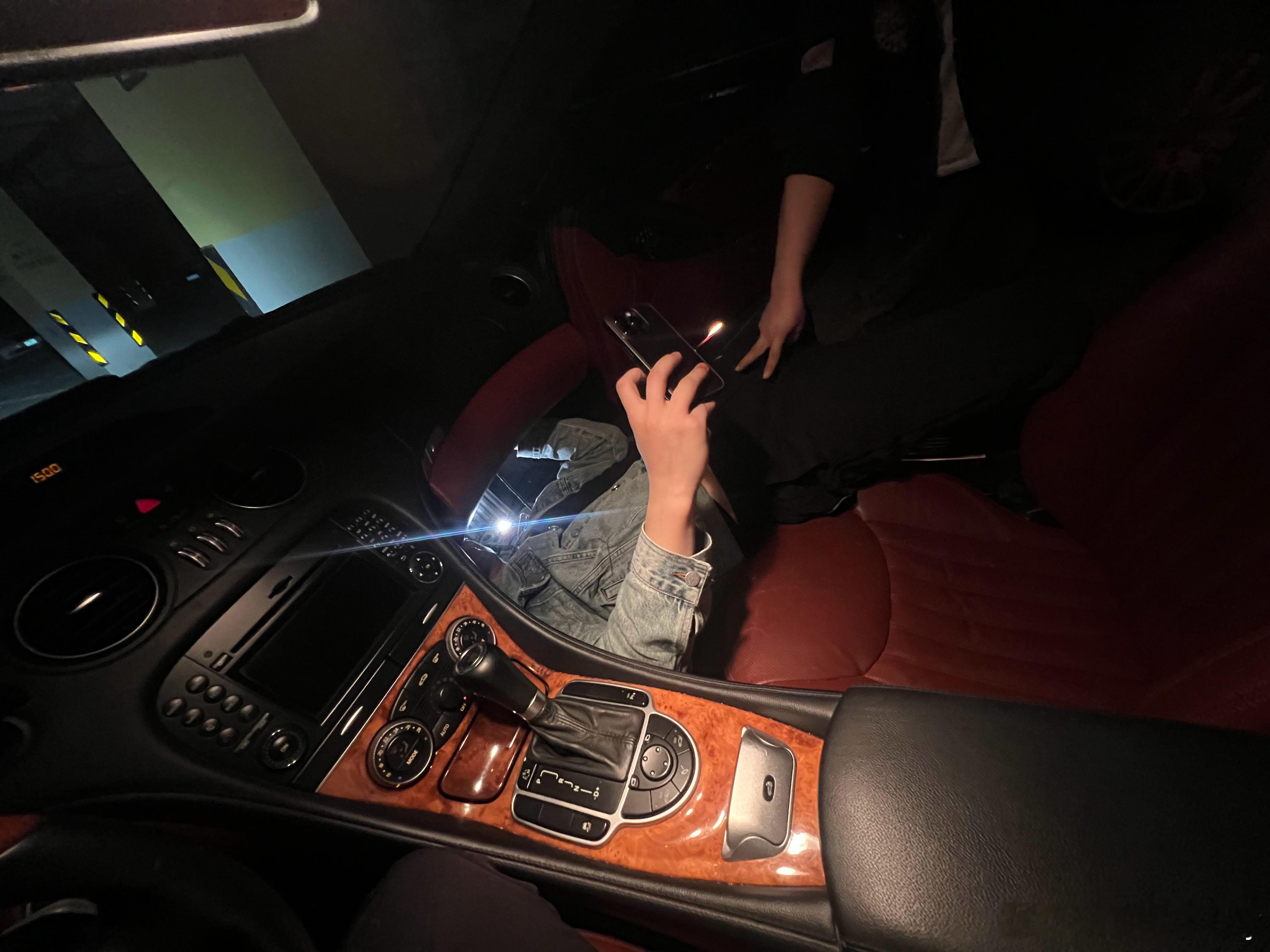 怎么会有人钻进去修车还要自拍🙉🙉 