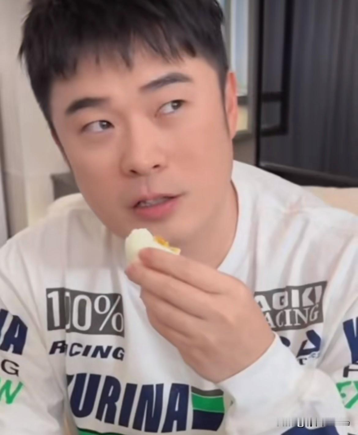 3月13日，陈赫直播分享昨天录制《五哈》，长时间暴晒导致紫外线过敏，全身红肿、持