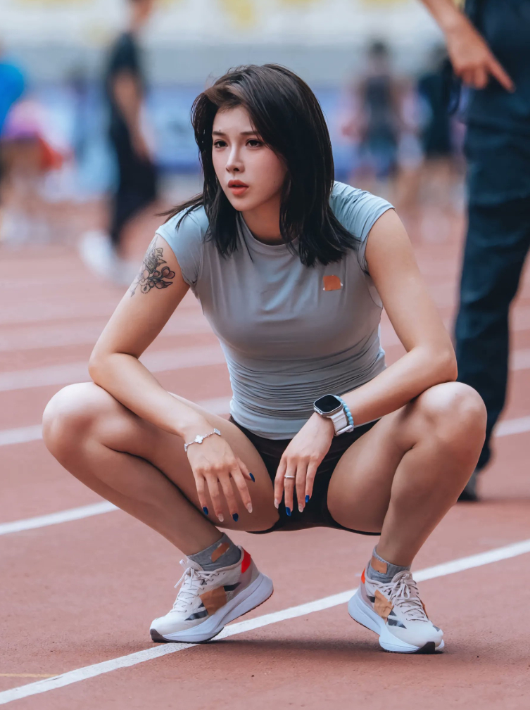 吴艳妮12秒99夺冠 这个成绩还是相当厉害的了！今年国内第一个跑进 13 秒大关