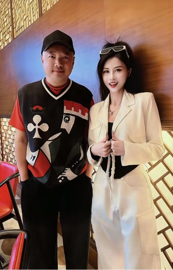 《陈翔六点半》的初代演员球球在今年四月份的时候，与公司的合约就到期了，她没有选择