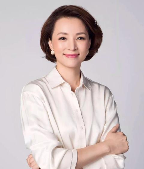 她不顾母亲苦苦劝阻，嫁给离异带俩孩子35岁的百亿富豪密春雷，她在丈夫陷入巨额债务