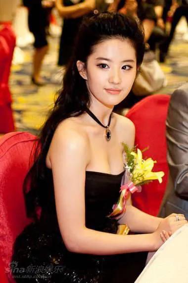 刘亦菲真的是气质高贵，
犹如美神雅典娜。
