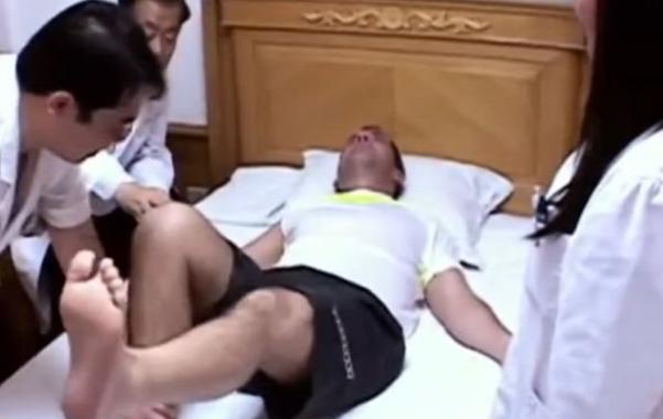 2008年，美国著名运动员戴维全身瘫痪，求助中国一名老中医，被扎了9000针后，